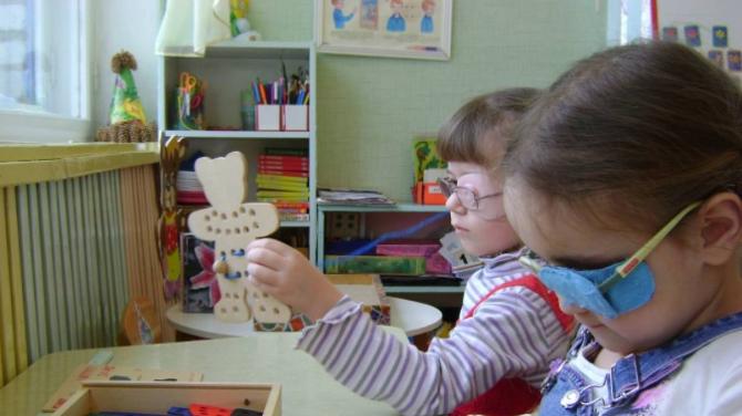 Особенности коррекционной работы с детьми с нарушением зрения в группах компенсирующего вида Коррекционная работа с ребенком, имеющим нарушение зрения